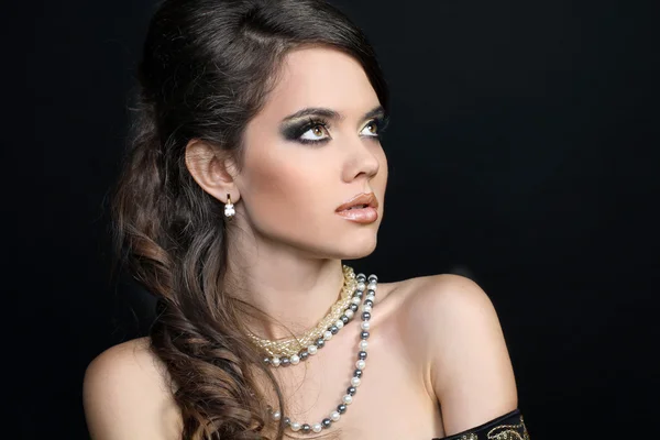 Μόδα όμορφη γυναίκα με βραδυνό μακιγιάζ. κοσμήματα και ομορφιά — Φωτογραφία Αρχείου