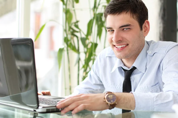 Retrato de belo homem sorrindo laptop de trabalho - Copyspace — Fotografia de Stock