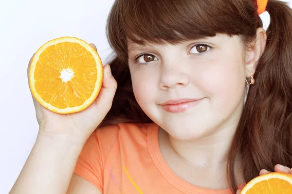 Retrato de engraçado linda menina com laranja — Fotografia de Stock