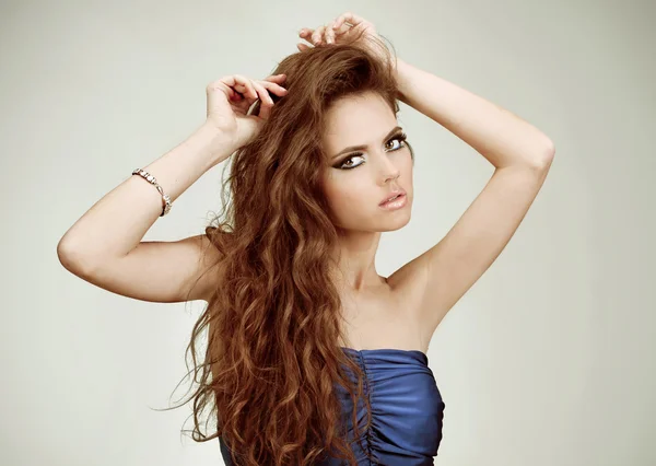 Gyönyörű nő, egészséges hosszú göndör haj — Stock Fotó