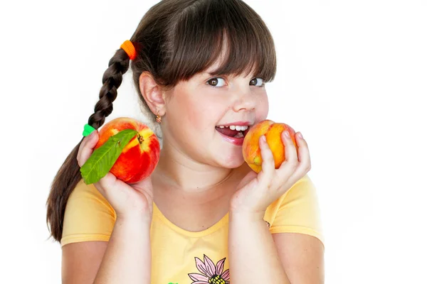 Portret van gelukkig vreugdevolle mooi meisje met perziken isol — Stockfoto