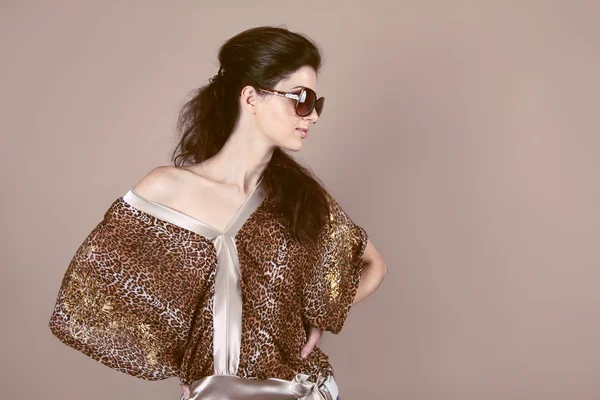 Модель моды женщина в солнцезащитных очках позирует в студии — стоковое фото