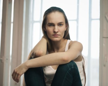 Uzun saçlı genç kız.