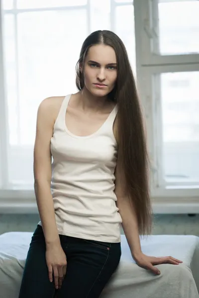 Fiatal lány hosszú hajjal — Stock Fotó