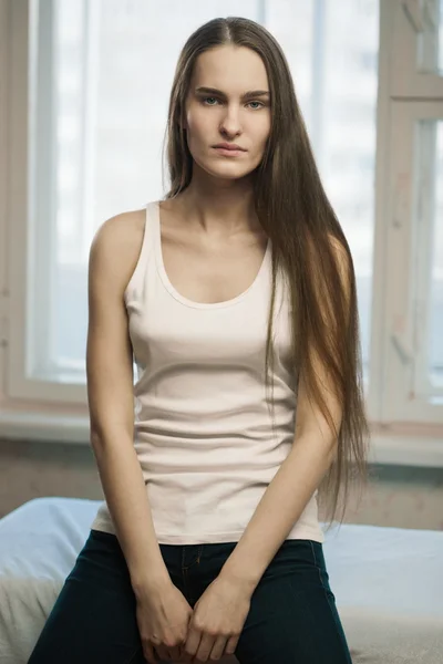 Jovem com cabelo comprido — Fotografia de Stock