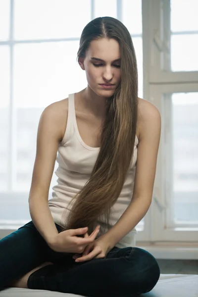 Fiatal lány hosszú hajjal — Stock Fotó