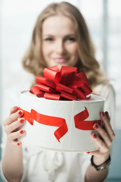 Giving present — Stock Photo, Image