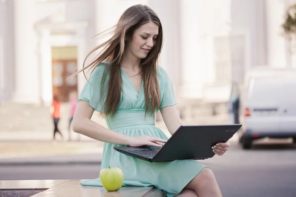 Girl with laptop outdoors — Stock Photo, Image