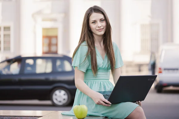 Mädchen mit Laptop im Freien — Stockfoto