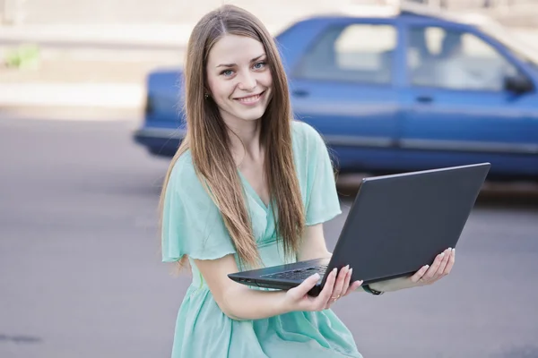 Chica con portátil al aire libre — Foto de Stock