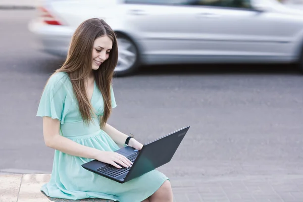 Girl with laptop outdoors — Stock Photo, Image