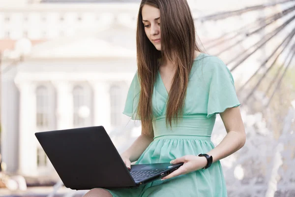 Menina com laptop ao ar livre — Fotografia de Stock
