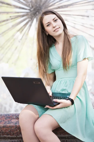Dışarıda dizüstü bilgisayarı olan kız — Stok fotoğraf