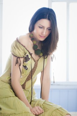 penceresinde güzel kız