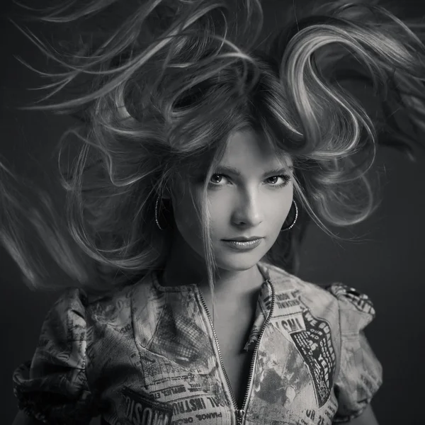 Loira jovem atraente com cabelo longo — Fotografia de Stock