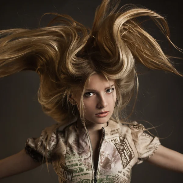 Loira jovem atraente com cabelo longo — Fotografia de Stock
