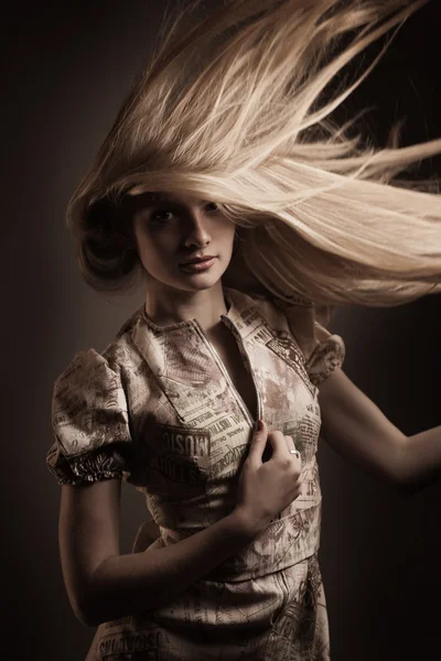 Atractiva rubia joven con el pelo largo —  Fotos de Stock