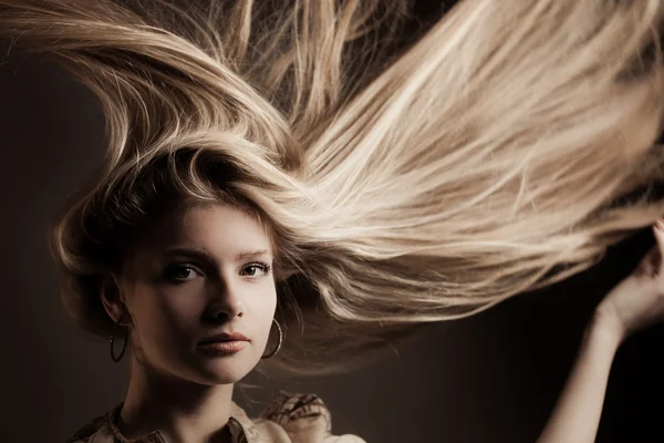 Attraktive junge Blondine mit langen Haaren — Stockfoto
