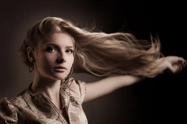 Ελκυστική νεαρή ξανθιά με μακριά μαλλιά — Φωτογραφία Αρχείου