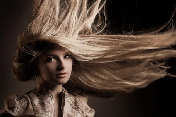 Aantrekkelijke jonge blond met lange haren — Stockfoto