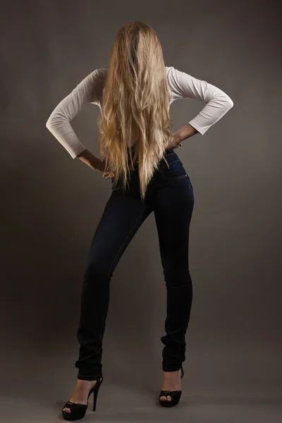Приваблива молода блондинка з довгим волоссям — стокове фото
