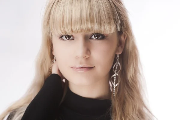 Schöne junge blonde Mädchen auf weißem Hintergrund — Stockfoto