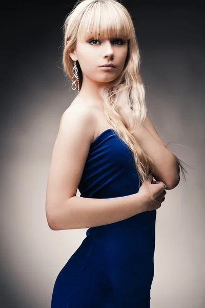 회색 배경 위에 아름 다운 젊은 여자 — 스톡 사진