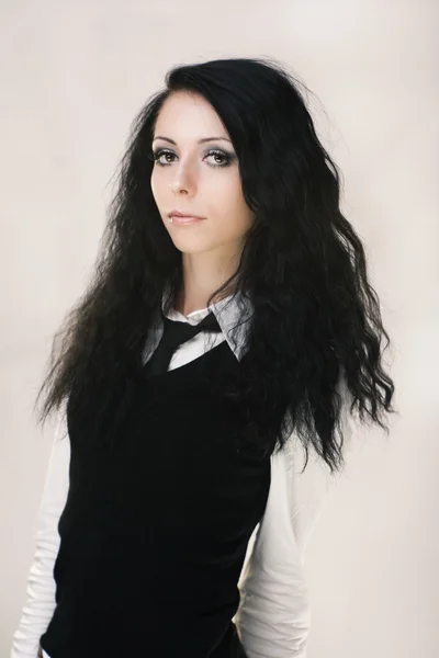 Jovem atraente menina gótica sobre branco — Fotografia de Stock