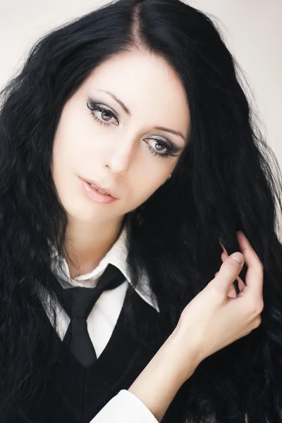 Jovem atraente menina gótica sobre branco — Fotografia de Stock
