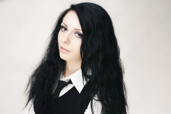 Jong aantrekkelijk gotische meisje over Wit — Stockfoto