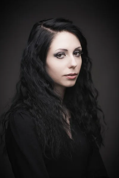 Jovem atraente mulher morena gótica sobre preto — Fotografia de Stock