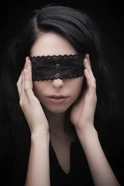 Jovem atraente mulher morena gótica sobre preto — Fotografia de Stock