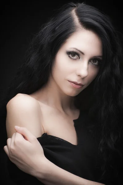 Joven atractiva morena gótica sobre negro — Foto de Stock