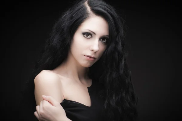 Mladá atraktivní gothic bruneta žena nad černou — Stock fotografie