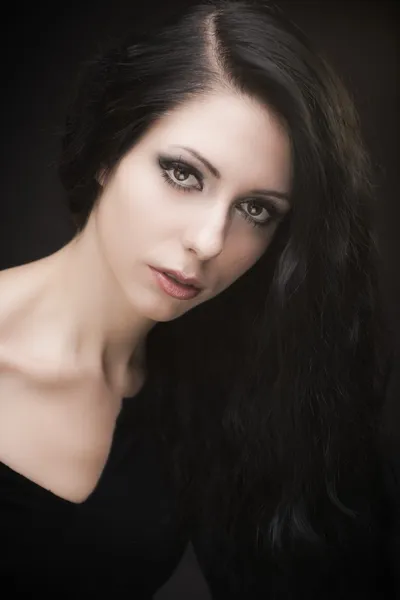 Giovane attraente donna bruna gotica su nero — Foto Stock