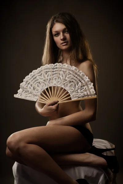 Chica bonita con ventilador —  Fotos de Stock