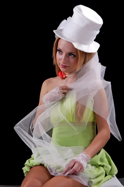 모자를 착용 하는 젊은 금발의 여자 — 스톡 사진