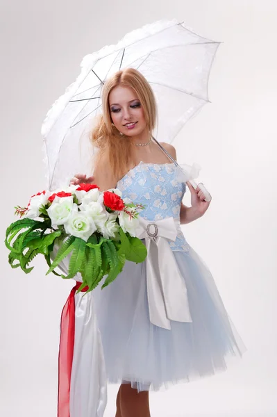 Jonge aantrekkelijke blonde bruid — Stockfoto