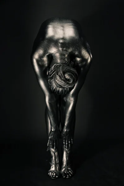 Donna nuda come statua in metallo liquido — Foto Stock