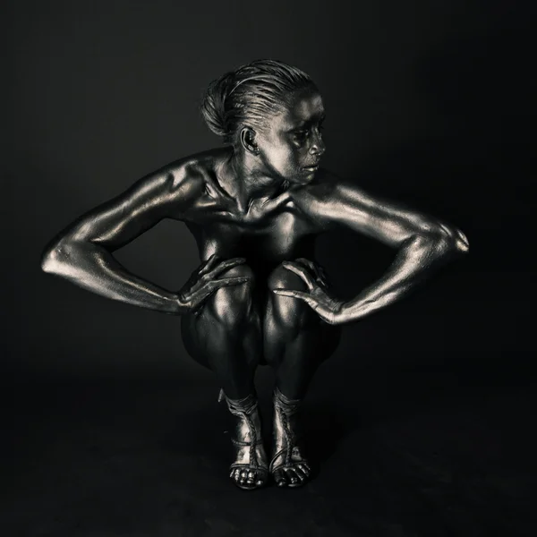 液体金属の彫像のような裸の女性 — ストック写真