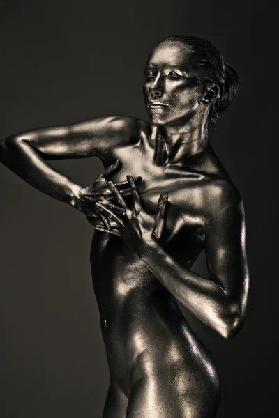 Naakt vrouw als standbeeld in vloeibaar metaal — Stockfoto