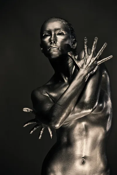 액체 금속에 동상 처럼 누드 여자 — 스톡 사진