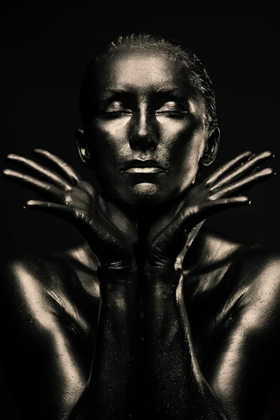 Donna nuda come statua in metallo liquido — Foto Stock