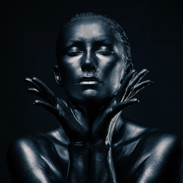 Naken kvinna som staty i flytande metall — Stockfoto