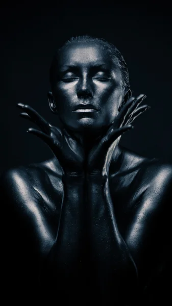 Mujer desnuda como estatua en metal líquido — Foto de Stock