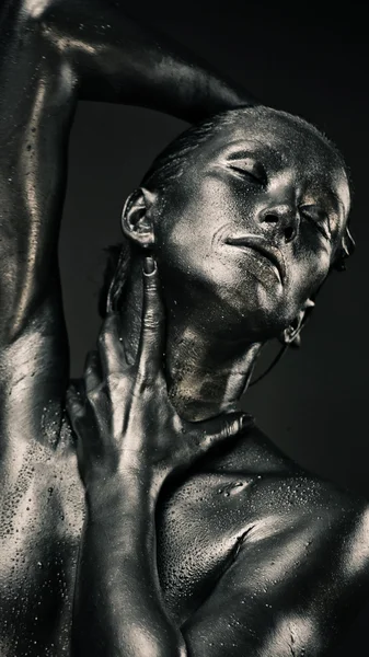 裸体女人像雕像在液态金属 — 图库照片