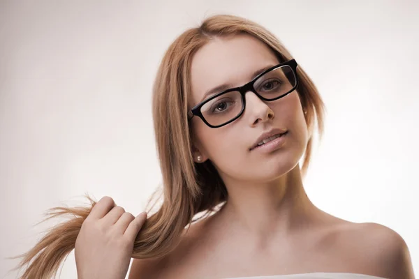 Roztomilá dívka, která nosí brýle — Stock fotografie