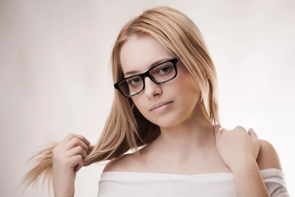 Linda chica con gafas — Foto de Stock