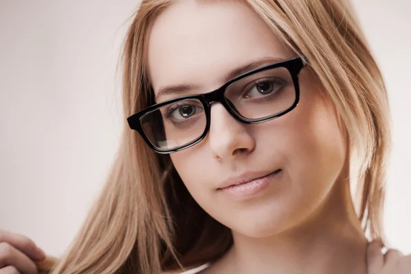 सुंदर लड़की चश्मा पहनती — स्टॉक फ़ोटो, इमेज