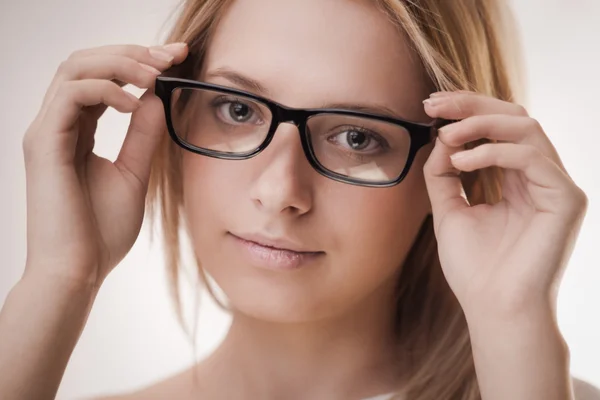 चष्मा परिधान सुंदर मुलगी — स्टॉक फोटो, इमेज